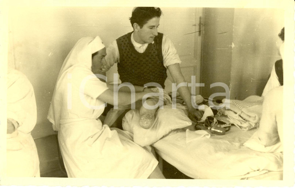 Fotografia d epoca originale 1941 WW2 BOLOGNA Suora CROCE ROSSA con un mutilato Ospedale SAN LEONARDO Foto 1