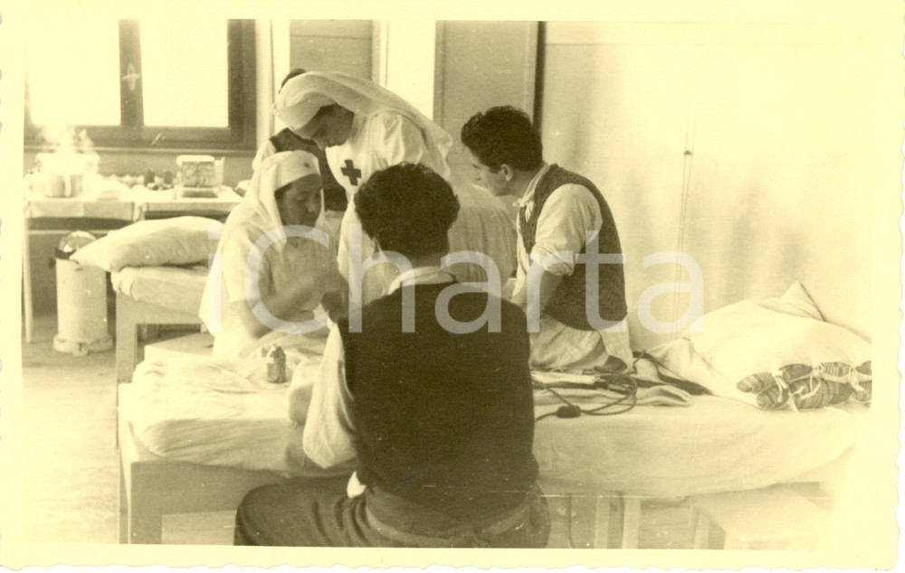 Fotografia d epoca originale 1941 WW2 BOLOGNA Ospedale SAN LEONARDO Suore CROCE ROSSA assistono MUTILATI Foto 1