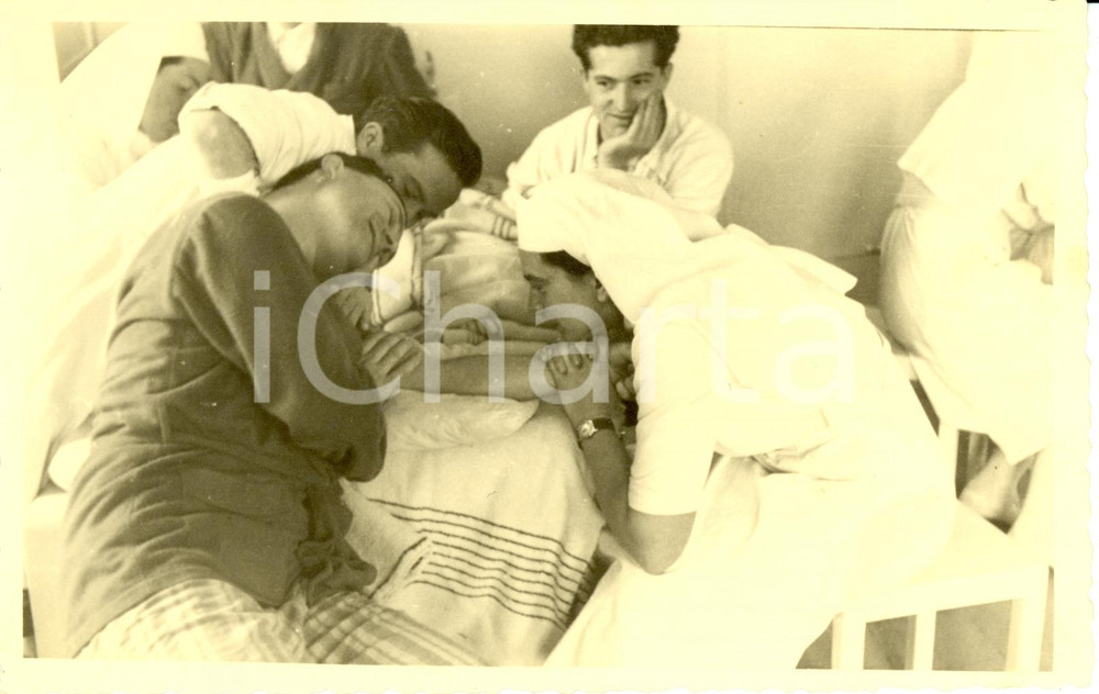 Fotografia d epoca originale 1941 WW2 BOLOGNA Ospedale SAN LEONARDO Suora CROCE ROSSA assiste MUTILATI Foto 1