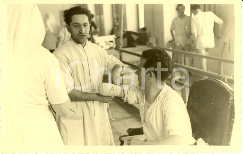 Fotografia d epoca originale 1941 WW2 BOLOGNA Ospedale SAN LEONARDO Medico assiste MUTILATO di guerra Foto 1