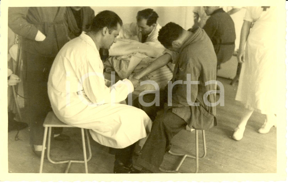 Fotografia d epoca originale 1941 WW2 BOLOGNA Ospedale SAN LEONARDO Medico visita MUTILATI Fotografia 1