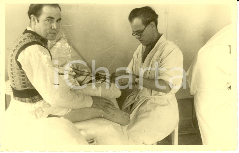 Fotografia d epoca originale 1941 WW2 BOLOGNA Ospedale SAN LEONARDO Un medico visita un MUTILATO Fotografia 1