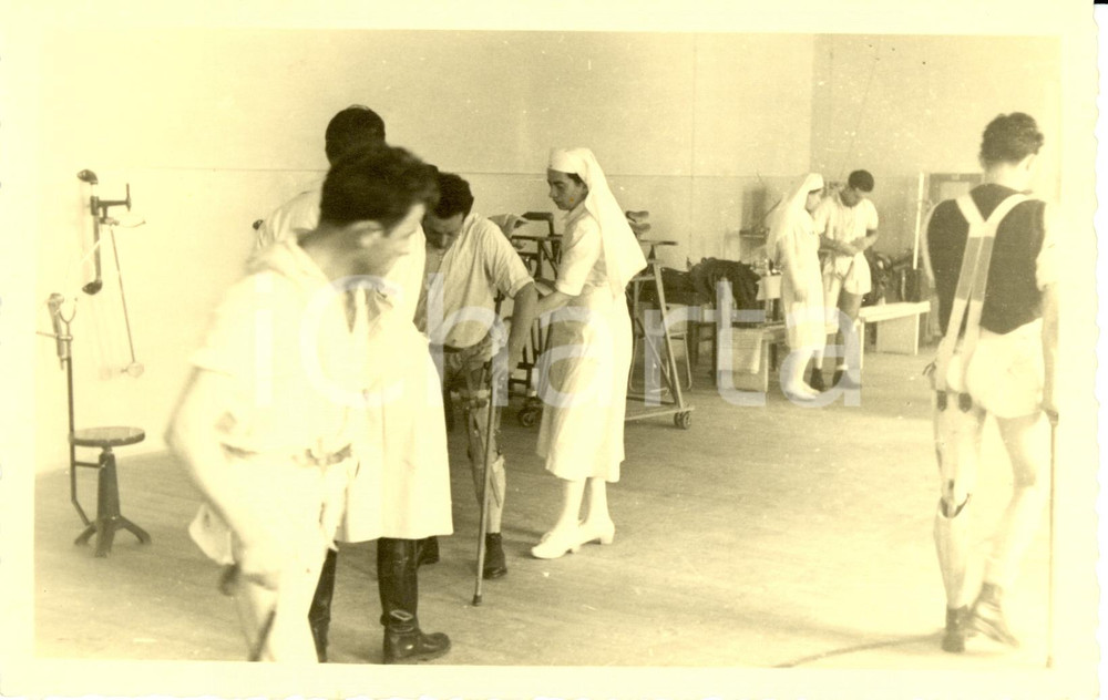 Fotografia d epoca originale 1941 WW2 BOLOGNA Ospedale SAN LEONARDO Suore sala riabilitazione MUTILATI Foto 1
