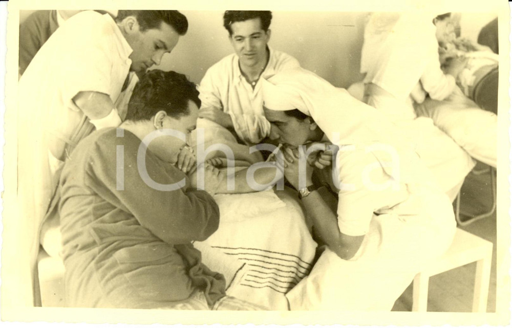 Fotografia d epoca originale 1941 WW2 BOLOGNA Ospedale SAN LEONARDO Suora riabilitazione mutilato Fotografia 1