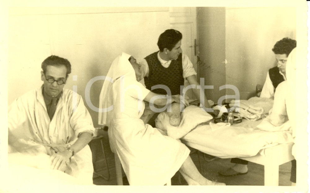 Fotografia d epoca originale 1941 WW2 BOLOGNA Ospedale SAN LEONARDO Suora e medico assistono mutilati Foto 1