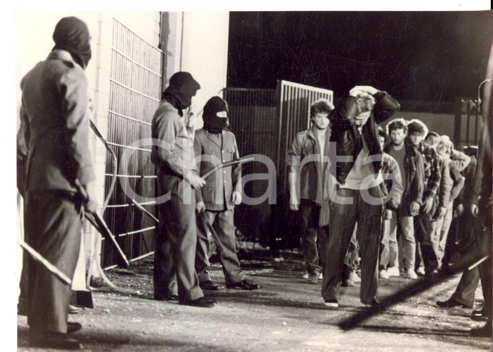 Fotografia d epoca originale 1990 ca GERMANY CINEMA Scena con prigionieri e guardie Fotografia 18x13 1