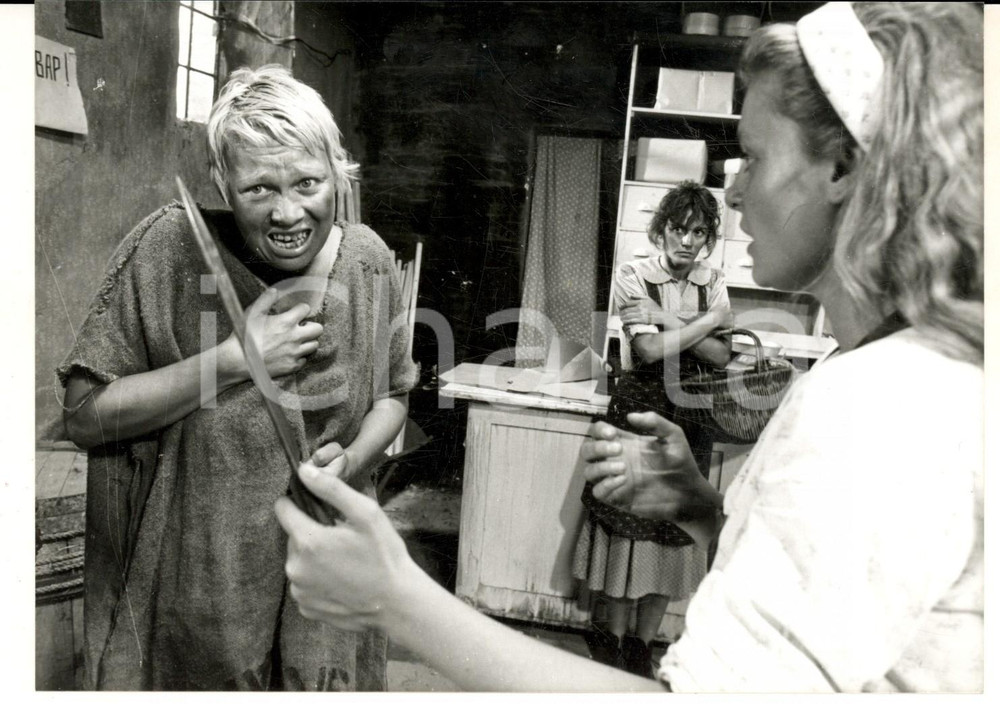 Fotografia d epoca originale 1990 ca URSS CINEMA Aggressione di una giovane mendicante Fotografia 18x13 1