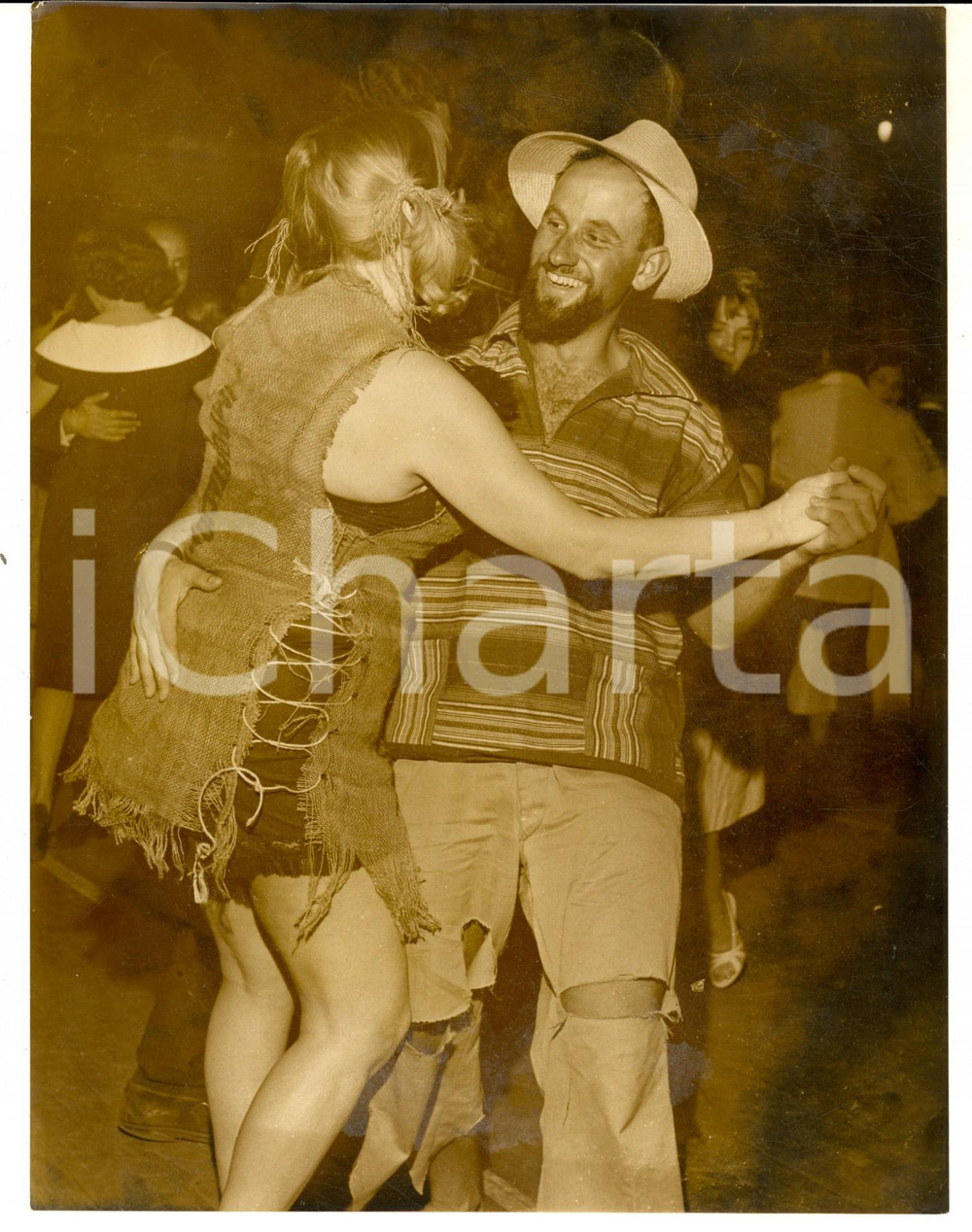 Fotografia d epoca originale 1960 ca PARIS Festa in costume con ballerina in un sacco Foto VINTAGE 18x24 1