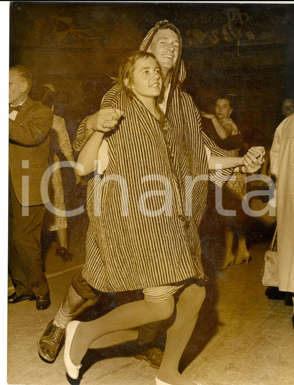 Fotografia d epoca originale 1960 ca PARIS Coppia di giovani a una festa nello stesso costume Foto 18x24 cm 1