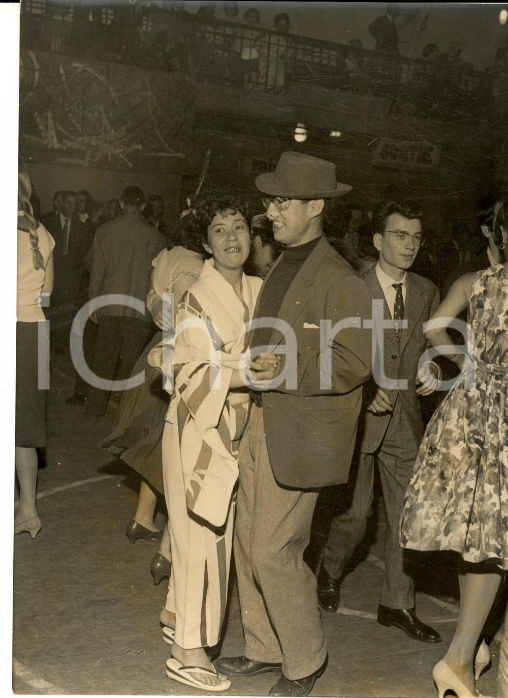 Fotografia d epoca originale 1960 ca PARIS Coppia a una festa con curioso travestimento Foto 18x24 cm 1