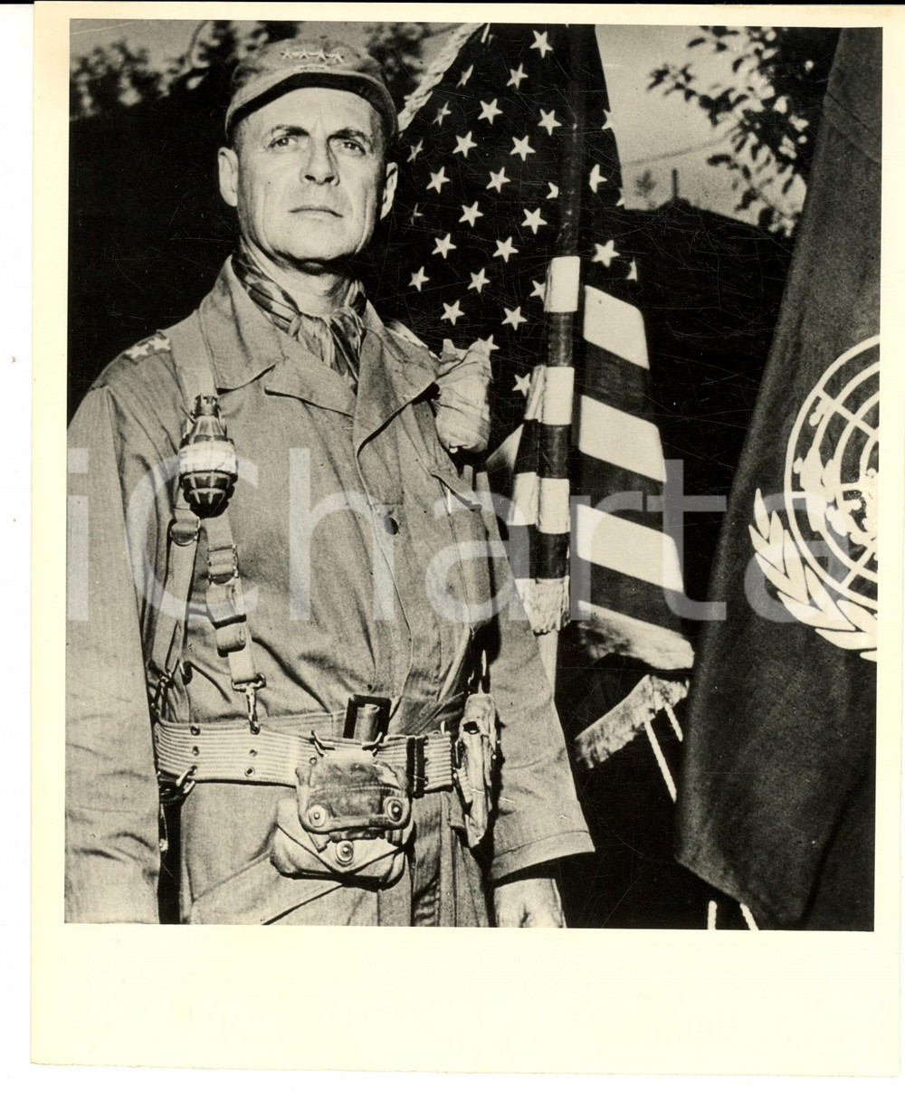 Fotografia d epoca originale 1950 ca USA Generale Matthew B. RIDGWAY con bandiere USA e ONU Foto 18x21 cm 1