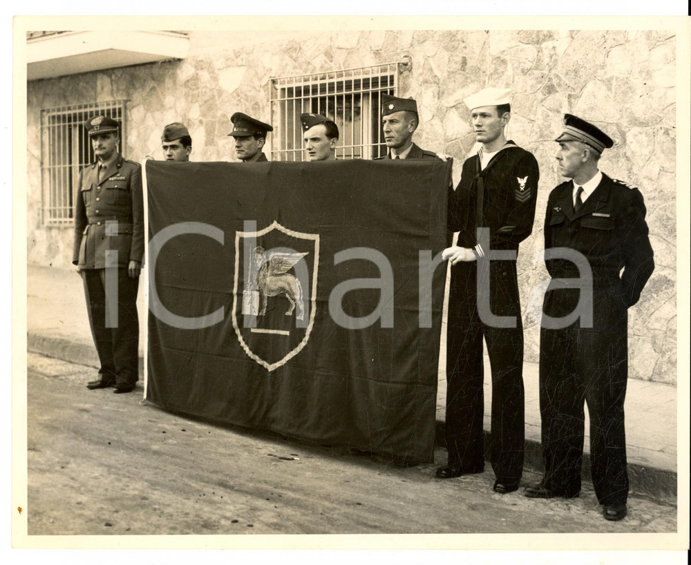 Fotografia d epoca originale 1950 ca VENEZIA Ufficiali espongono il vessillo di SAN MARCO Foto 20x25 cm 1