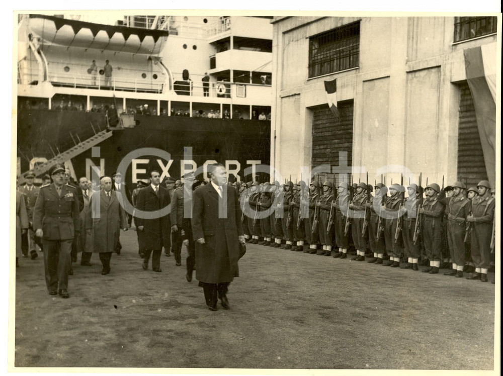 Fotografia d epoca originale 1950 ca NAPOLI FORZE ALLEATE SUD EUROPA Delegazione in arrivo al porto Foto 1