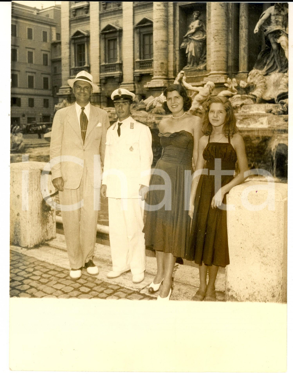 Fotografia d epoca originale 1950 ca ROMA Fontana di TREVI Generale americano con la famiglia Foto 18x24 cm 1