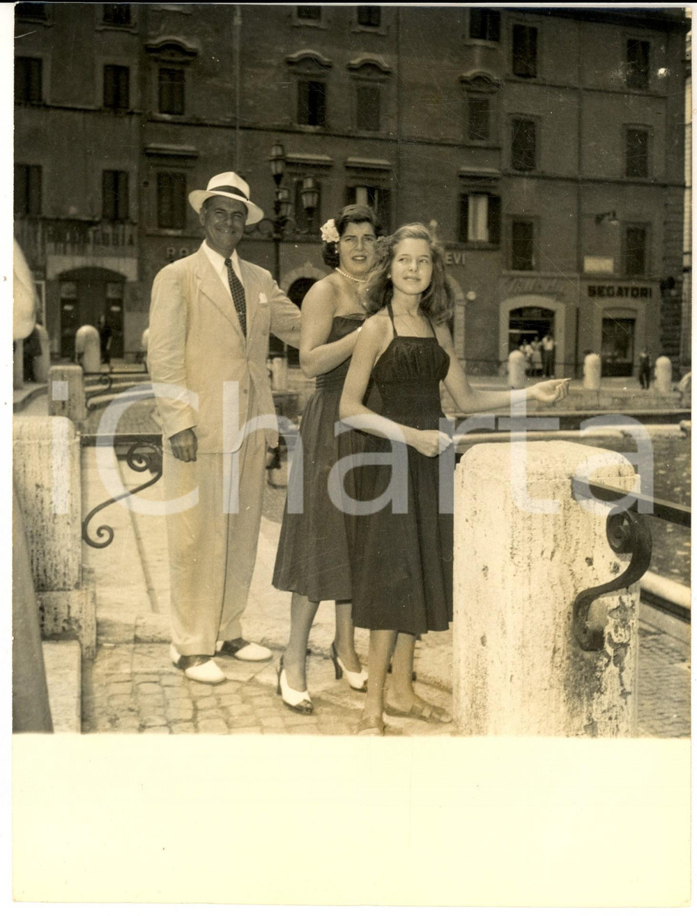 Fotografia d epoca originale 1950 ca ROMA Fontana TREVI Generale americano getta moneta Foto 1 1