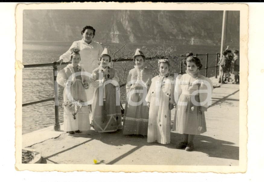 Fotografia d epoca originale 1960 ca LAGO MAGGIORE ? Bambine vestite per il Carnevale Foto VINTAGE 10x7 cm 1