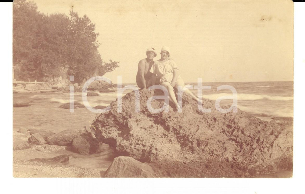 Fotografia d epoca originale 1921 OCEANO ATLANTICO ? Coppia di amiche su una scogliera Foto VINTAGE 1