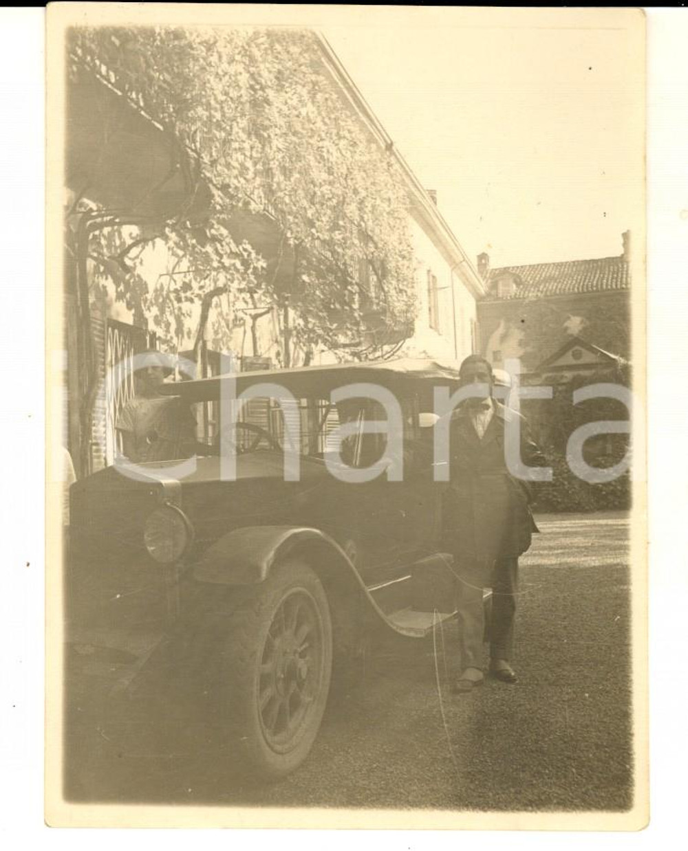 Fotografia d epoca originale 1920 ca AREA LOMBARDA Coppia con auto in una casa rurale Foto VINTAGE 9x11 cm 1