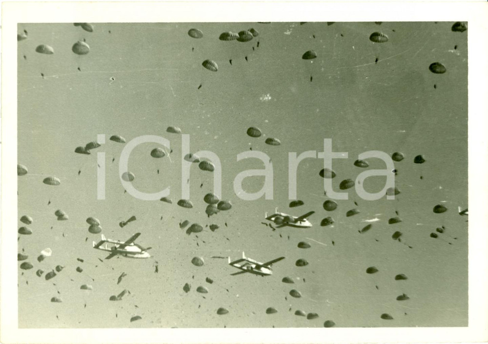 Fotografia d epoca originale 1950 ca NORTH CAROLINA U.S.A.F. Pioggia di paracadute durante esercitazione FOTO 1