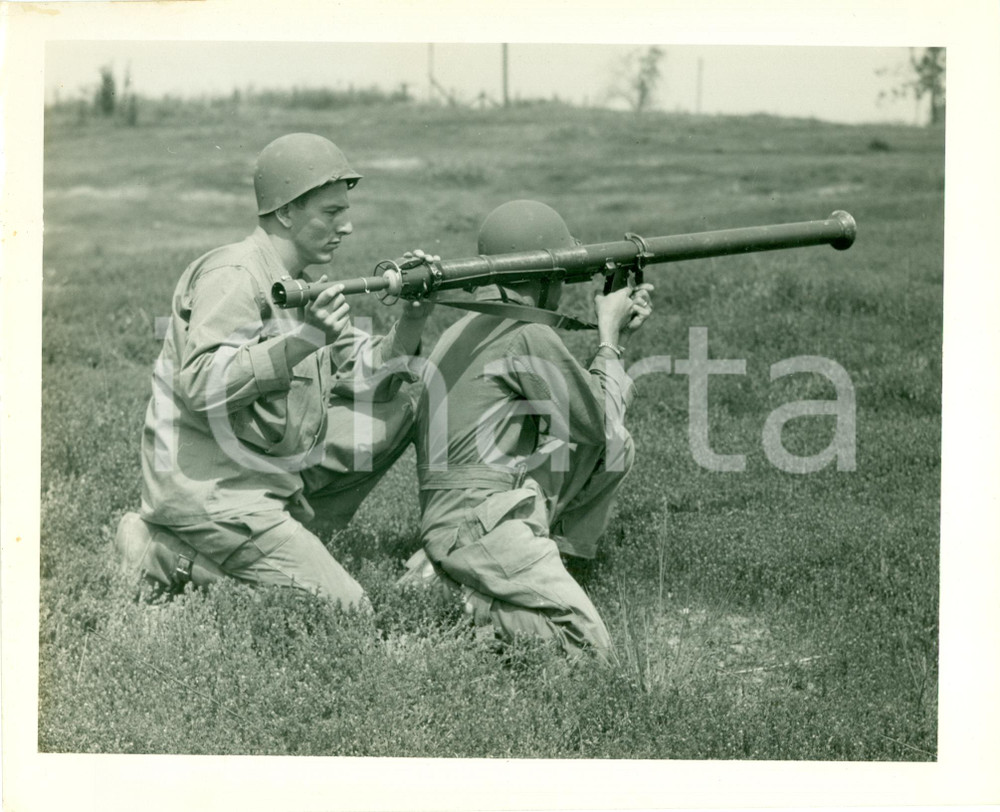 Fotografia d epoca originale 1955 ca NORTH CAROLINA U.S.A.F. Allievi si esercitano con bazooka Fotografia 1