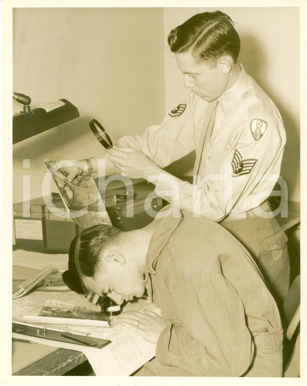 Fotografia d epoca originale 1955 ca LANGLEY USAF Reconnaissance Technical Squadron mappe strategiche FOTO 1