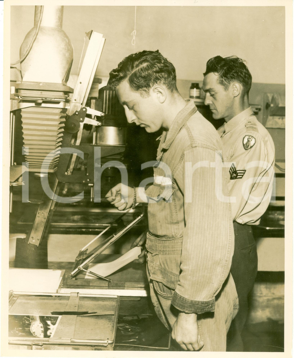 Fotografia d epoca originale 1955 ca LANGLEY USAF Allievi RECONNAISSANCE TECHNICAL SQUADRON sviluppano foto 1