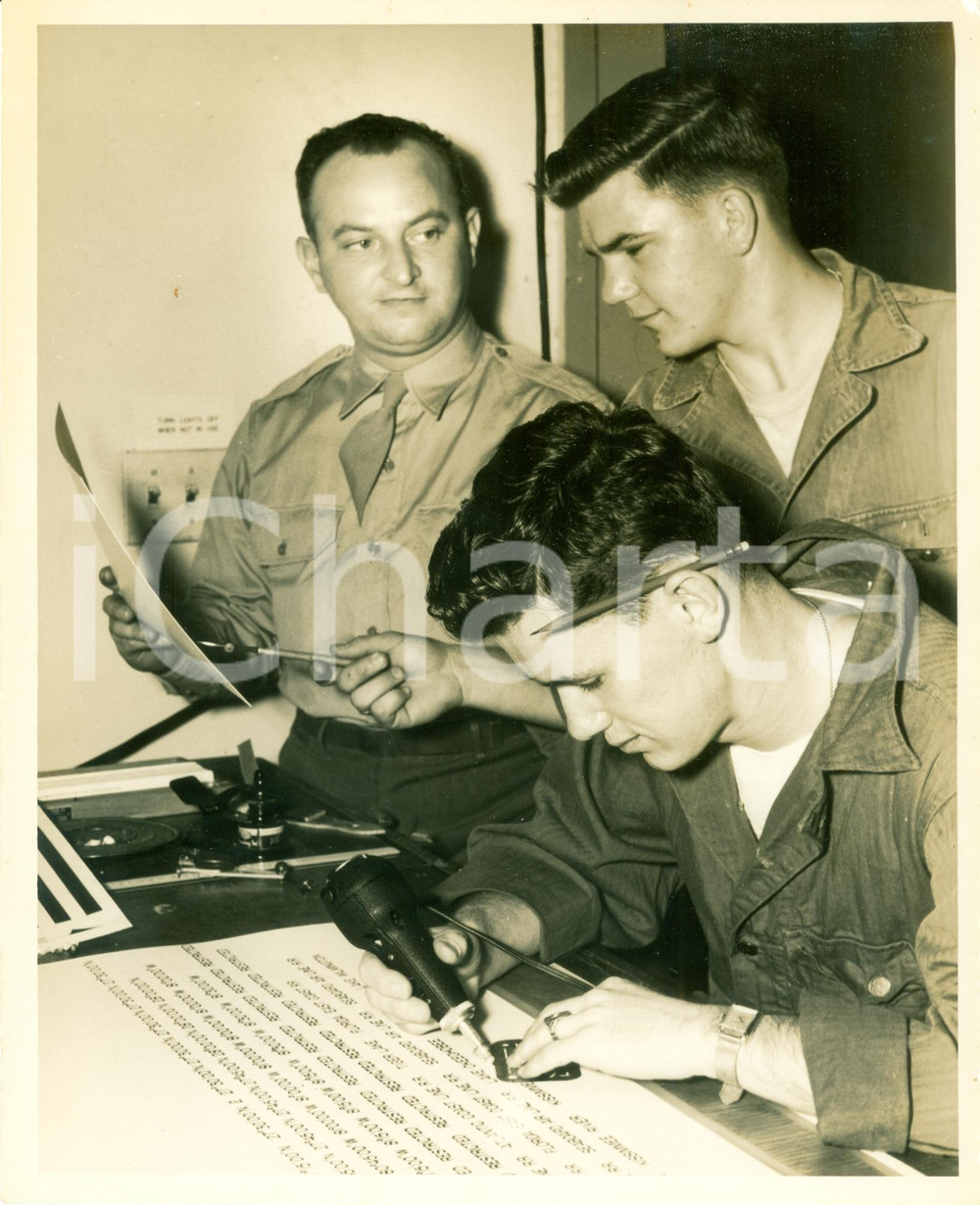 Fotografia d epoca originale 1955 ca LANGLEY USAF Allievi RECONNAISSANCE TECHNICAL SQUADRON usano normografo 1