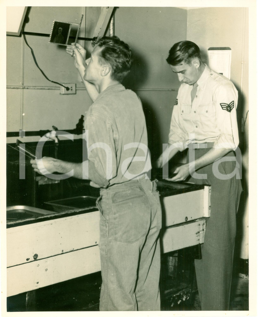 Fotografia d epoca originale 1955 ca LANGLEY USAF Allievi RECONNAISSANCE TECHNICAL SQUADRON sviluppo negativi 1