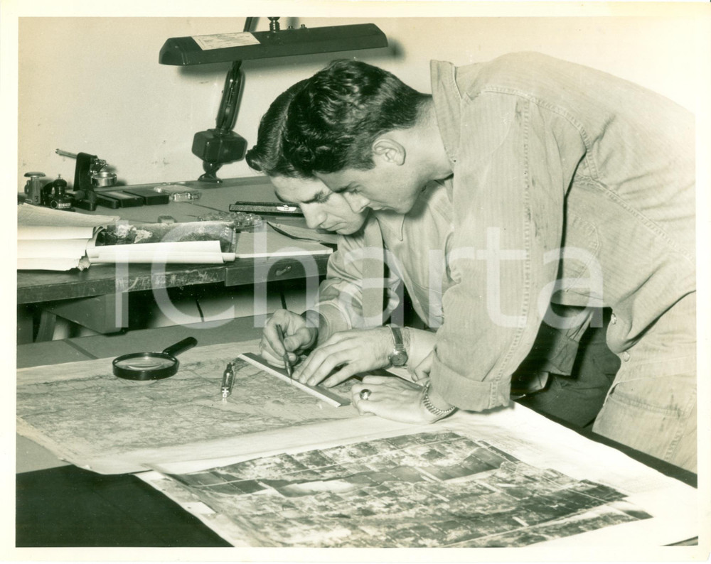 Fotografia d epoca originale 1955 ca LANGLEY USAF Allievi segnano mappe RECONNAISSANCE TECHNICAL SQUADRON 1