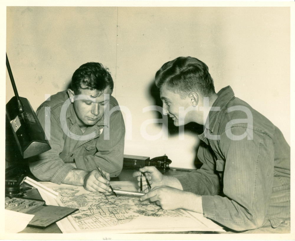 Fotografia d epoca originale 1955 ca LANGLEY USAF Allievi RECONNAISSANCE TECHNICAL SQUADRON mappe strategiche 1