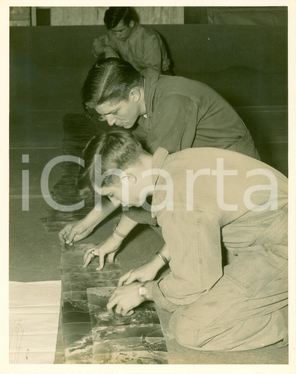 Fotografia d epoca originale 1955 ca LANGLEY USAF Allievi RECONNAISSANCE TECHNICAL SQUADRON con mappe aeree 1