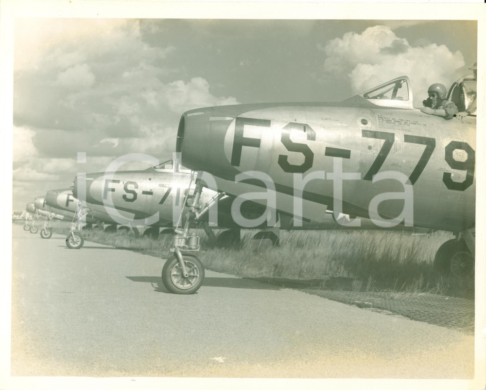 Fotografia d epoca originale 1950 ca U.S.A.F. Squadrone REPUBLIC F84 E THUNDERJET in pista di decollo FOTO 1
