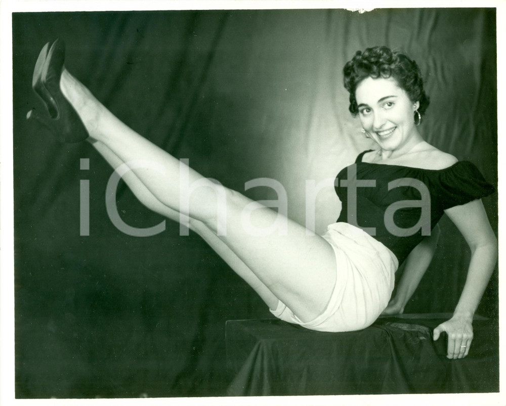 Fotografia d epoca originale 1955 ca NORTH CAROLINA USA U.S.A.F. Pinup solleva gambe per shooting 1