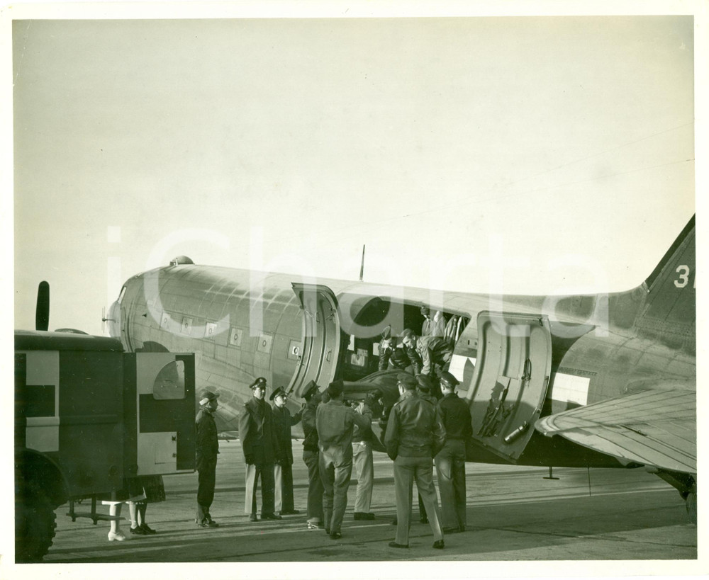 Fotografia d epoca originale 1950 ca FORT BRAGG NC USA Ambulanza imbarca ferito su aereo carico POPE FIELD 1