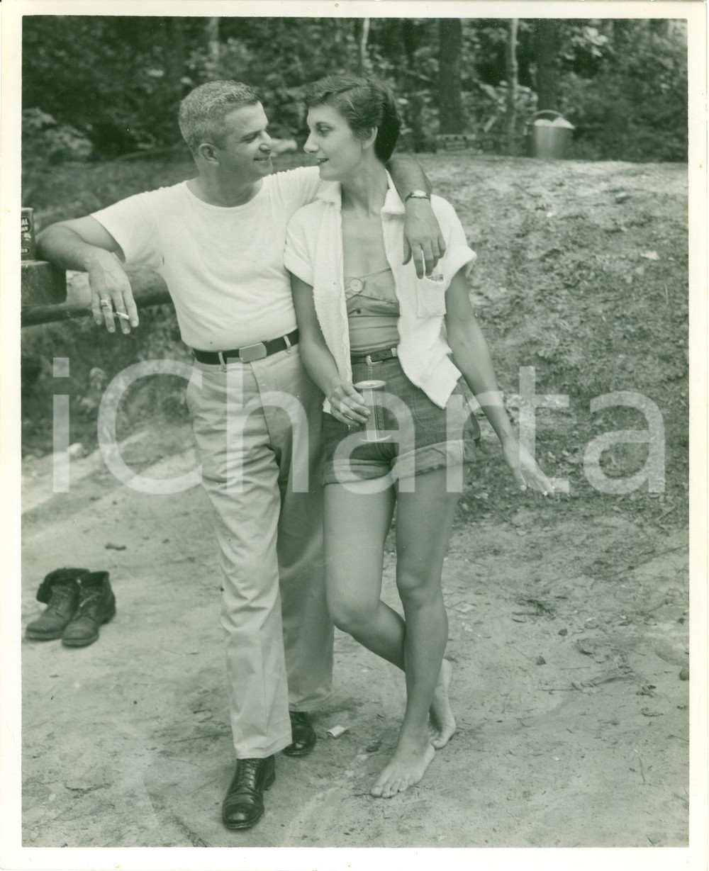 Fotografia d epoca originale 1955 ca NORTH CAROLINA USA Aviatore in licenza con fidanzata birra sigarette 1