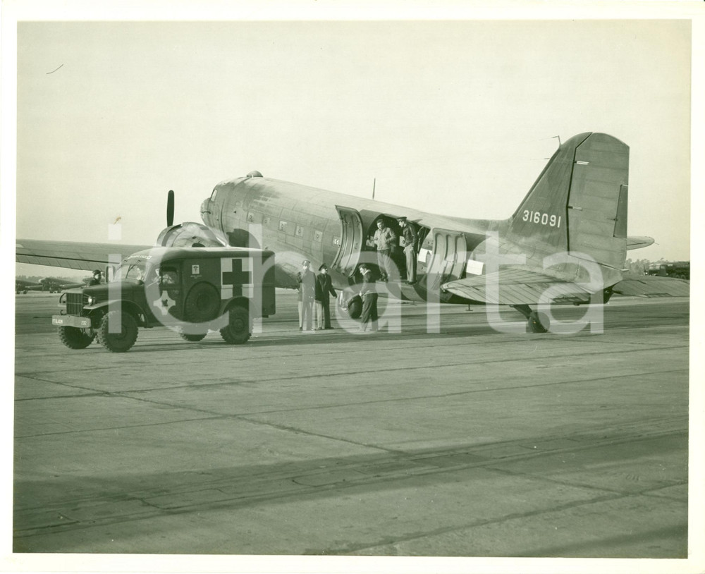 Fotografia d epoca originale 1950 ca FORT BRAGG NC USA Ambulanza si accosta ad aereo da carico POPE FIELD 1