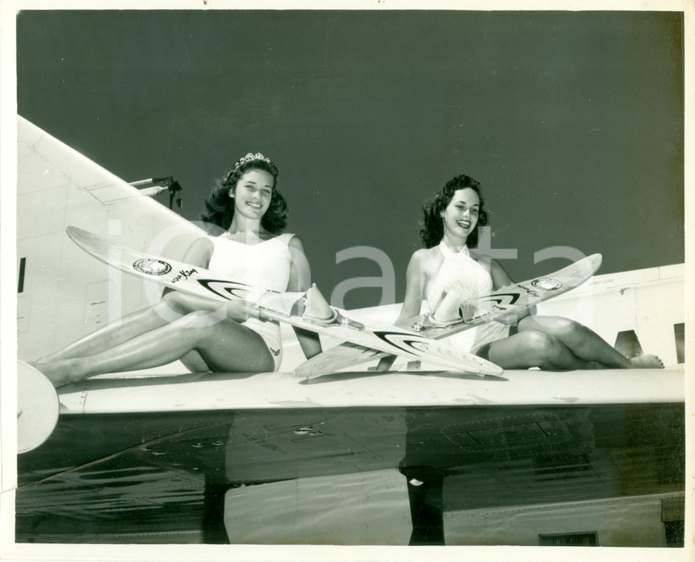 Fotografia d epoca originale 1955 ca PANAMA CITY USA Pinup TYNDALL AIR FORCE BASE su ala da aereo caccia 1