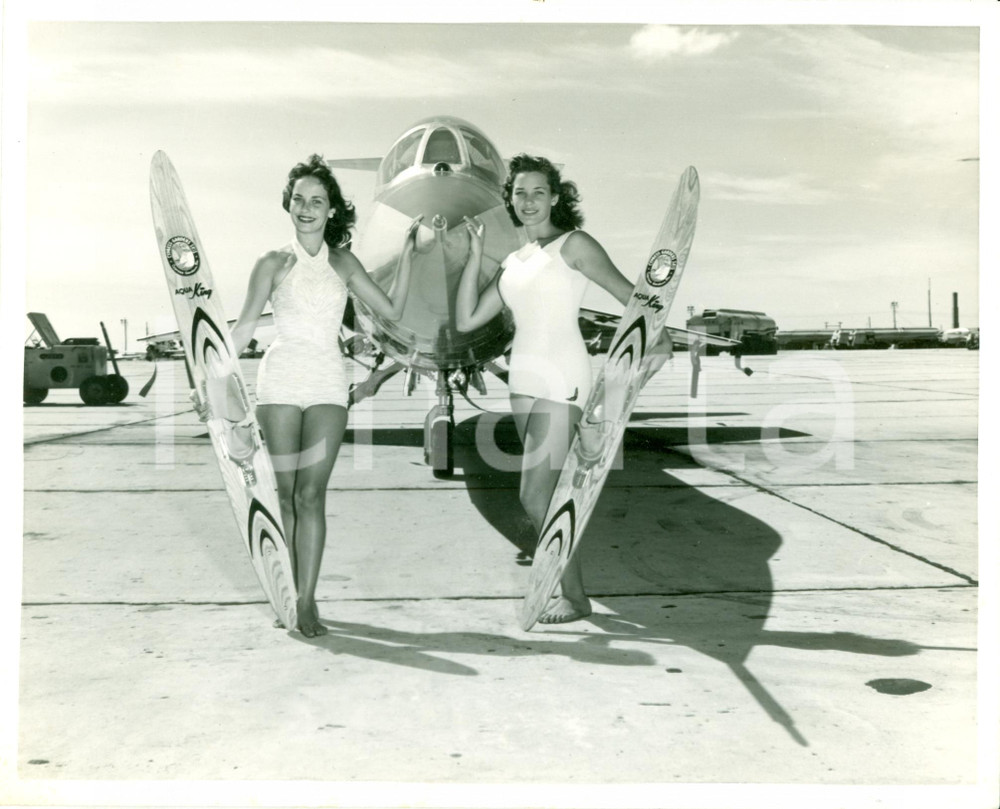 Fotografia d epoca originale 1955 ca PANAMA CITY USA Pinup TYNDALL AIR FORCE BASE aereo caccia sci d acqua 1