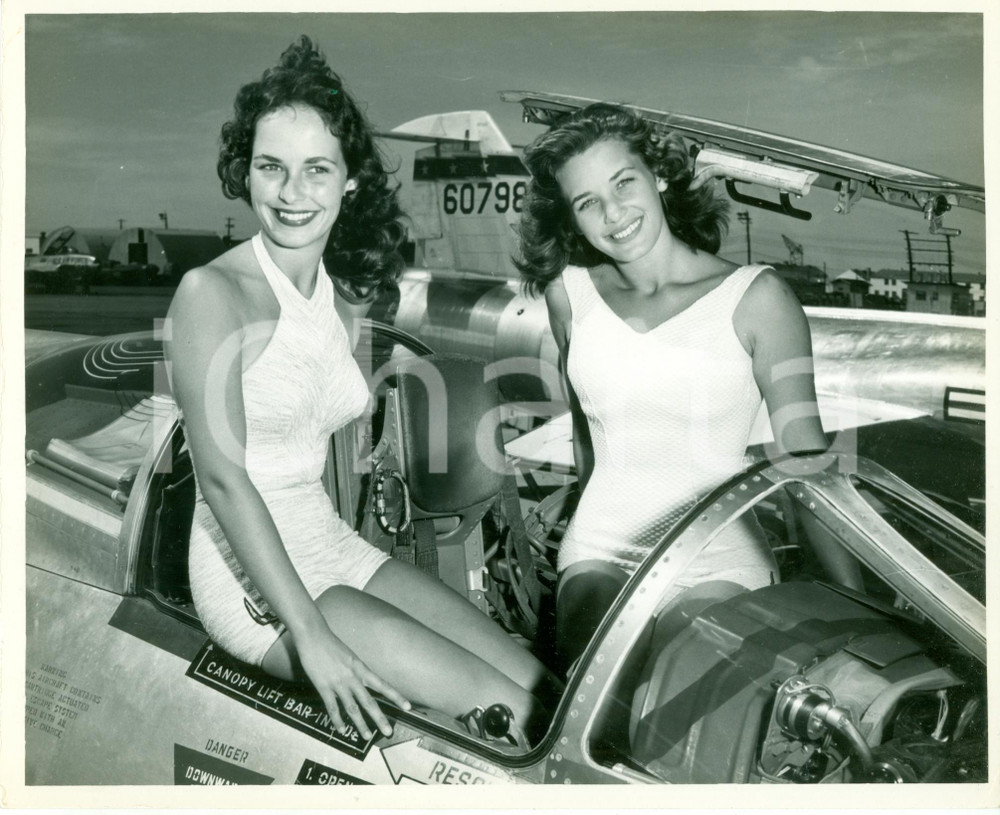 Fotografia d epoca originale 1955 ca PANAMA CITY USA Giovani pinup TYNDALL AIR FORCE BASE Cabina di caccia 1