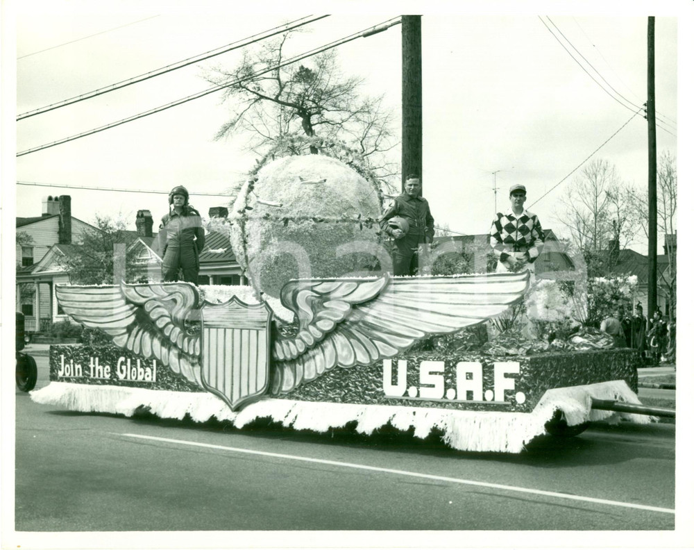 Fotografia d epoca originale 1955 ca NORTH CAROLINA U.S.A.F Parata reclutamento Join the Global AIR FORCE 1
