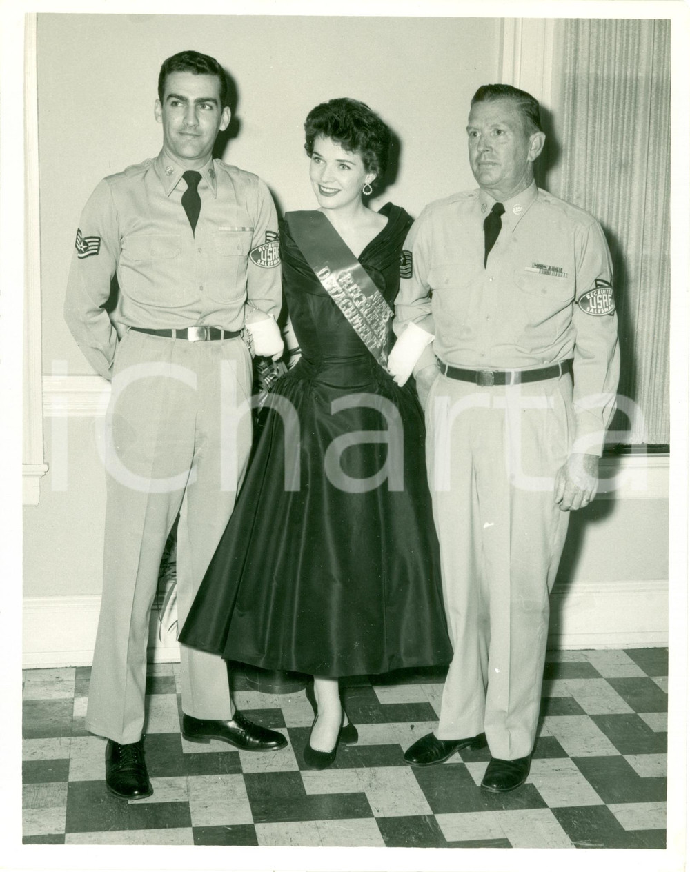 Fotografia d epoca originale 1955 ca NORTH CAROLINA U.S.A.F Miss Recruiting Detachment Recruiter Salesman 1 1