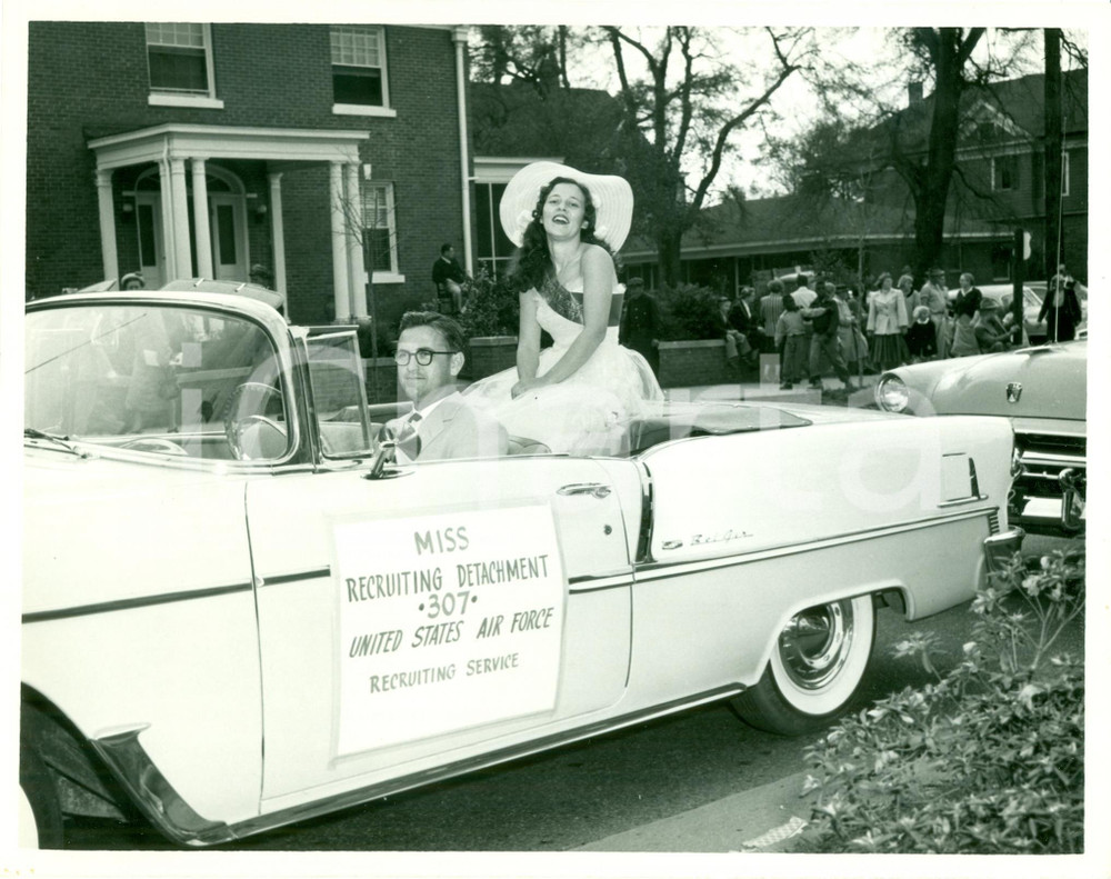 Fotografia d epoca originale 1955 ca NORTH CAROLINA U.S.A.F Miss Recruiting Detachment 307 CHEVROLET BEL AIR 1