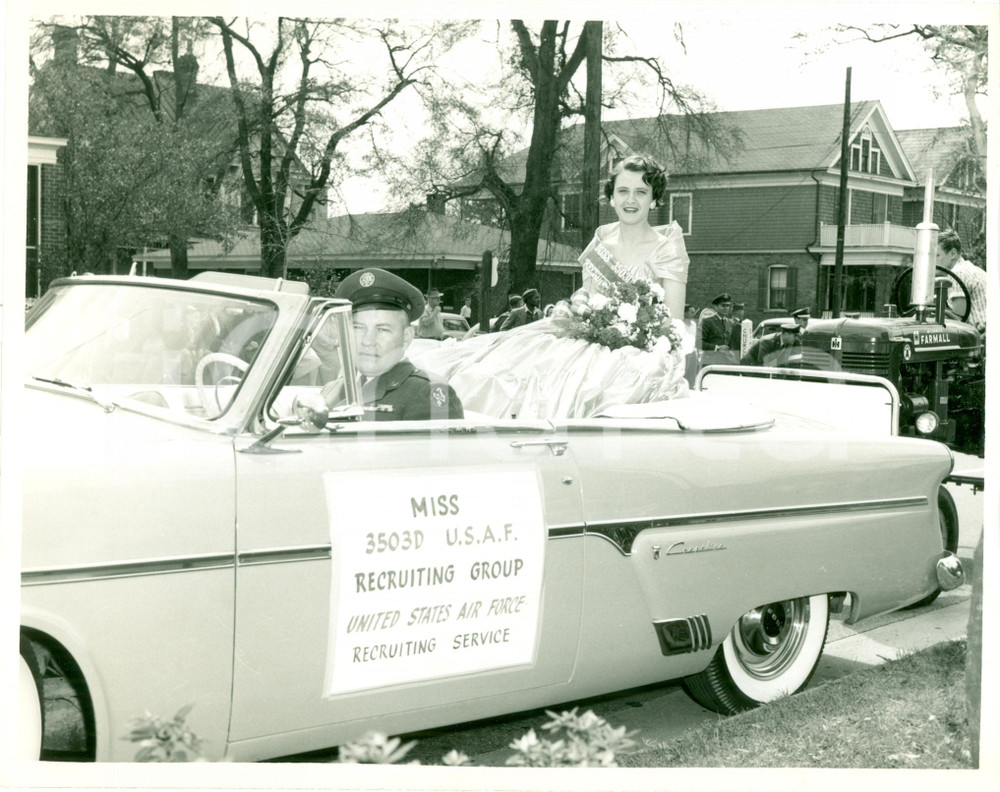 Fotografia d epoca originale 1955 ca NORTH CAROLINA U.S.A.F Miss 3503D Recruiting Group FORD CRESTLINE Foto 1