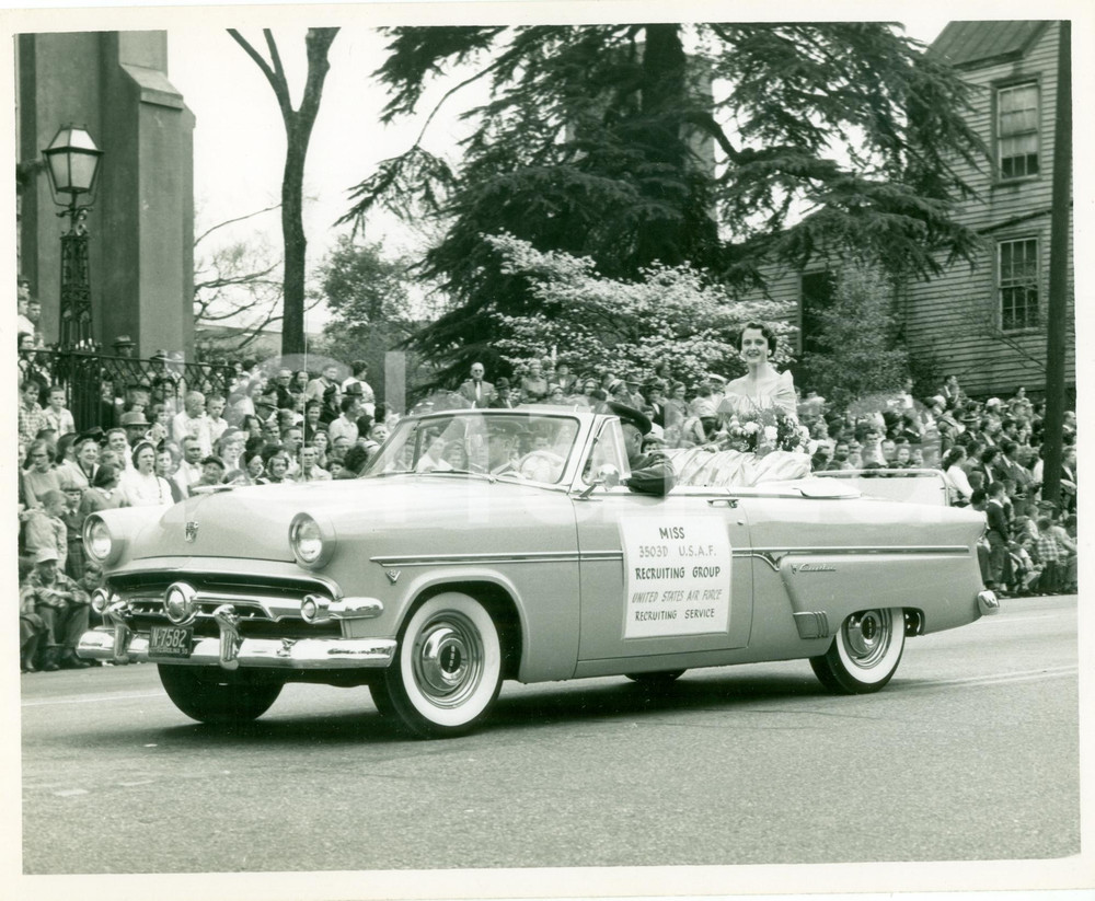 Fotografia d epoca originale 1955 ca NORTH CAROLINA U.S.A.F Miss 3503D Recruiting Group FORD CRESTLINE Foto 1