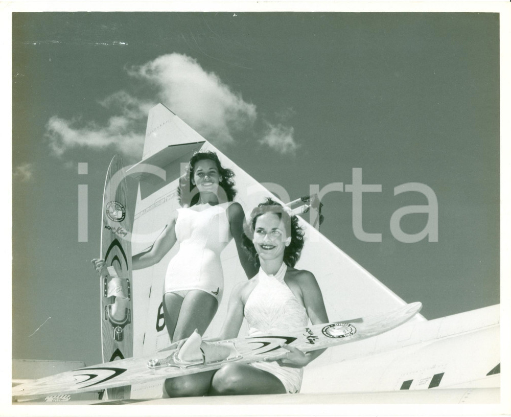 Fotografia d epoca originale 1955 ca PANAMA CITY USA Pinup sci d acqua TYNDALL AIR FORCE BASE su ala caccia 1