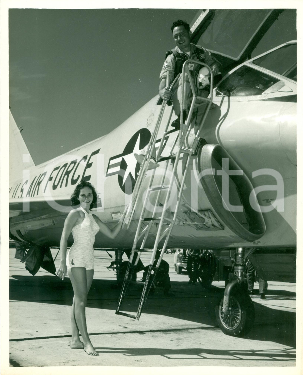 Fotografia d epoca originale 1955 ca PANAMA CITY USA Pinup scalza pilota TYNDALL AIR FORCE BASE aereo caccia 1