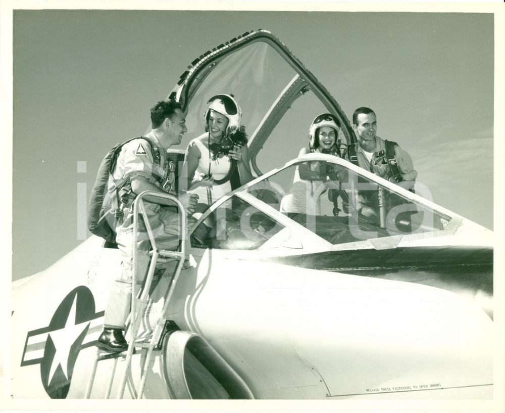 Fotografia d epoca originale 1955 ca PANAMA CITY USA Pinup e piloti TYNDALL AIR FORCE BASE aereo da caccia 1