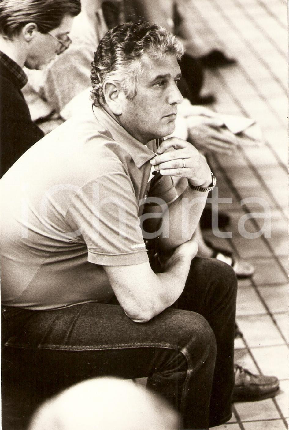 Fotografia d epoca originale 1985 ca PALLANUOTO Allenatore Fritz DENNERLEIN durante partita Fotografia 1