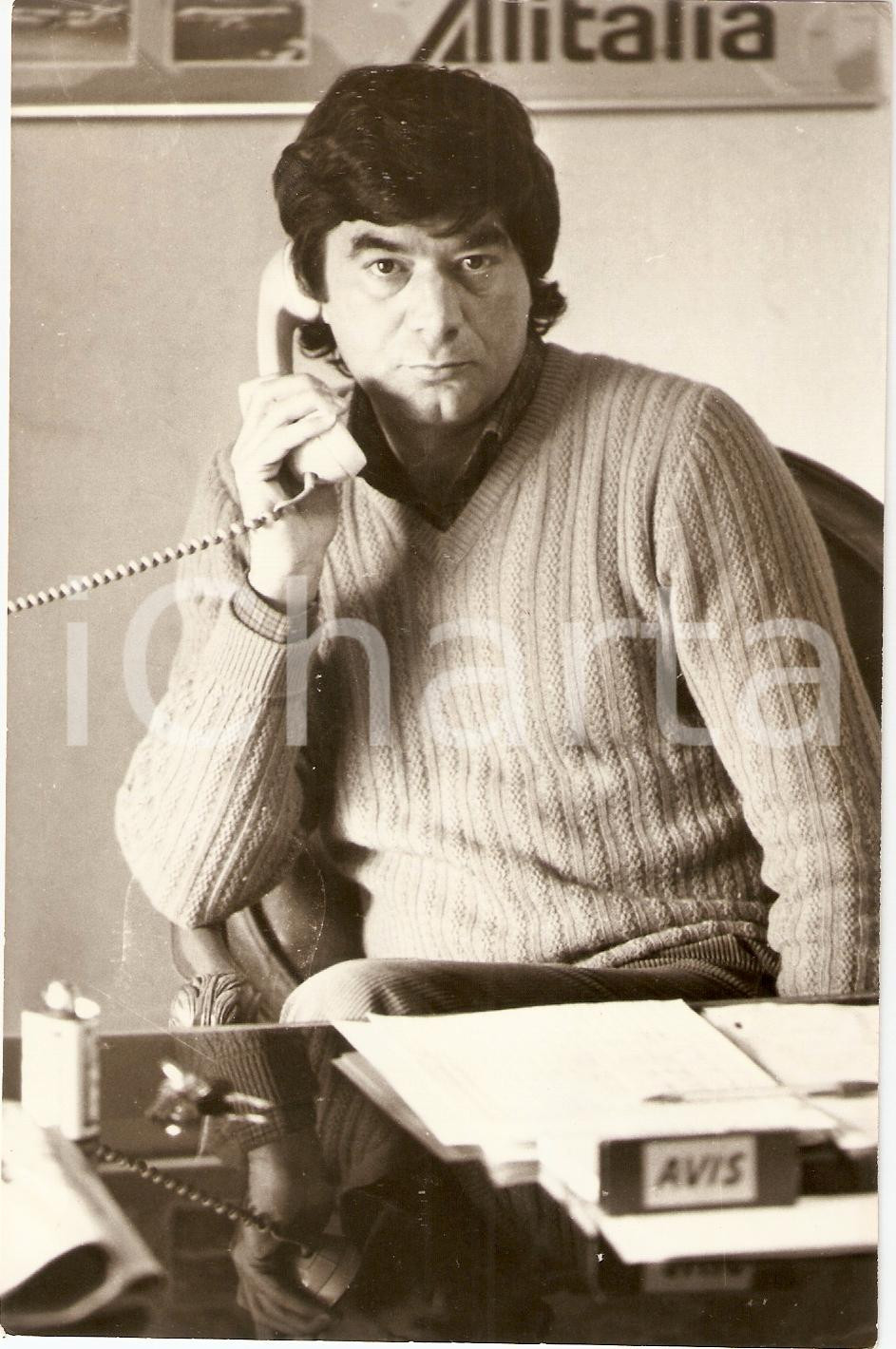 Fotografia d epoca originale 1985 ca NAPOLI CALCIO Antonio JULIANO nel suo ufficio Sponsor ALITALIA AVIS Foto 1