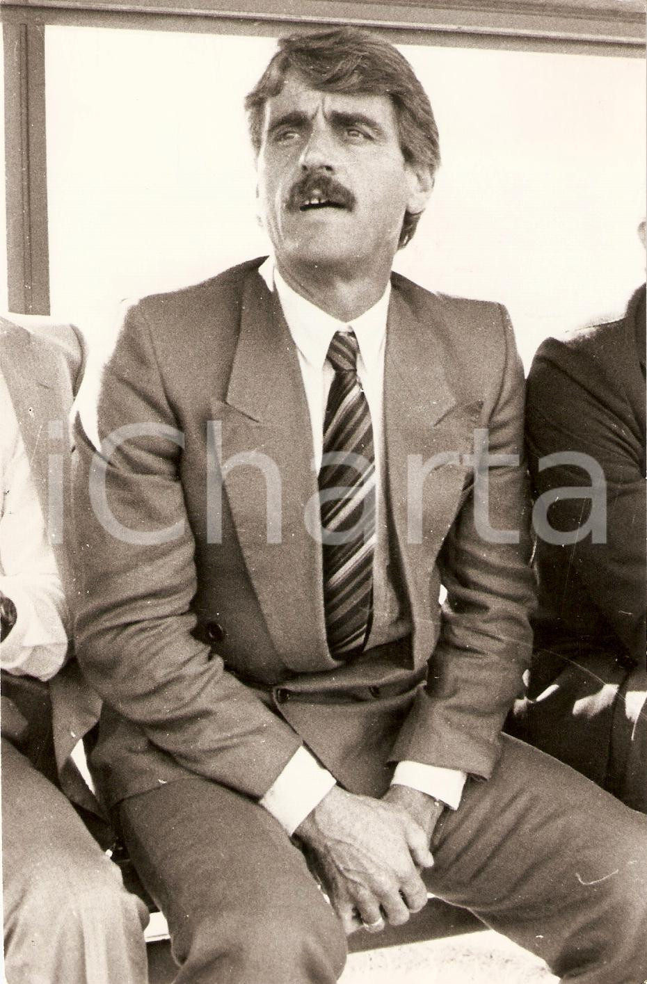Fotografia d epoca originale 1983 NAPOLI CALCIO Allenatore Pietro SANTIN guarda la partita Fotografia 1